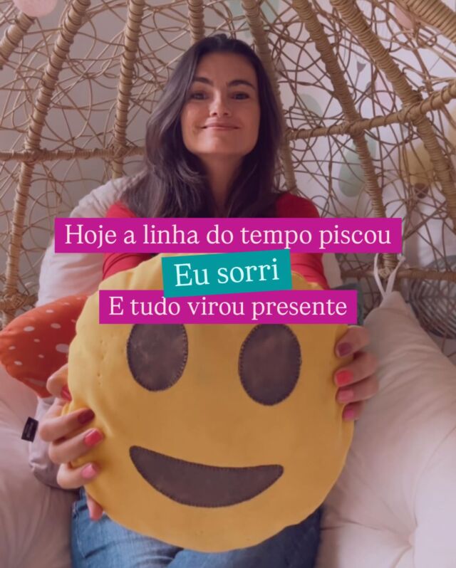 É aniversário do corpo,
mas quem celebra é a alma

Não fiz lista de metas
Não pedi portais se abrindo
Pedi presença… e ela veio

Com direito a visita à ursinha polar no aquário de SP,
acompanhada da alma que sorri comigo até em fila de parque,
Pétit gateau de doce de leite de sobremesa,
Café quente,
Um emoji me olhando,
E uma certeza mansa:

Eu Sou aqui

Não como buscadora
Não como personagem
Mas como verdade que repousa

Eu sou aquela que voltou,
não pra marcar presença,
mas pra tocar com Luz os cantos esquecidos do ser

Se quiser me dar um presente hoje...
respire suave presente em si mesmo e lembre quem você é
Isso já me toca

Feliz ano novo pra mim —
e pra tudo o que em mim
não precisa mais se explicar