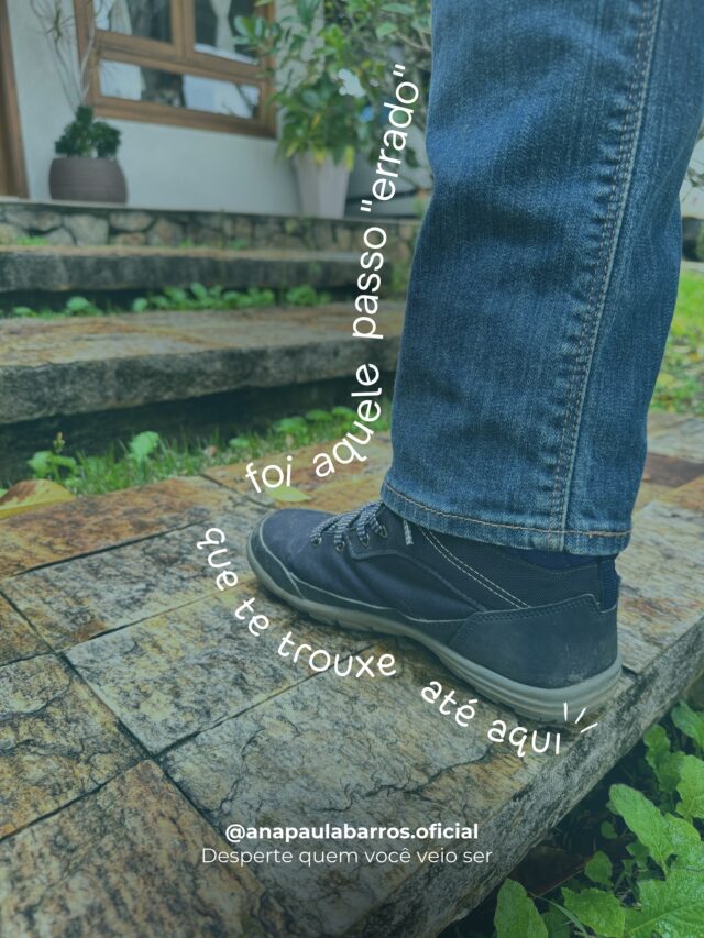 Se você ainda carrega o que não cabe mais
Não estranhe o cansaço
A tensão 
O desânimo
Tem peso que não é físico
É expectativa antiga
É versão vencida
É memória que já pediu passagem
Velhos relatos tristes,
Dramas de algo que não está mais aqui
Densidades presas na maneira de contar histórias
O re-sentir (trazer à tona desgostos e amargores de coisas que já nem estão mais aqui - por que você faz isso com você?!)
A verdade?
Tem coisas que precisam ser deixadas não porque foram ruins,
mas porque o novo não entra onde ainda habita o velho
Leia de novo, mas sentindo em cada célula e partícula do seu ser:
O novo não entra onde habita o velho
(Eu colocaria em itálico, mas não dá) 
O ser desperto não caminha olhando pra trás
Ele honra o passado…
mas escolhe viver leve,
Pleno
No agora
💬 Então me conte:
O que você está pronto pra deixar em paz no passado?
(E se quiser escrever aqui nos comentários… isso por si só já é um ato de libertação e mudança)